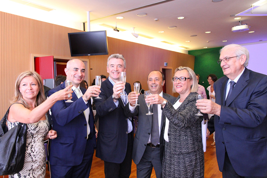 Toast to renewal of the partnership with Ryanair
